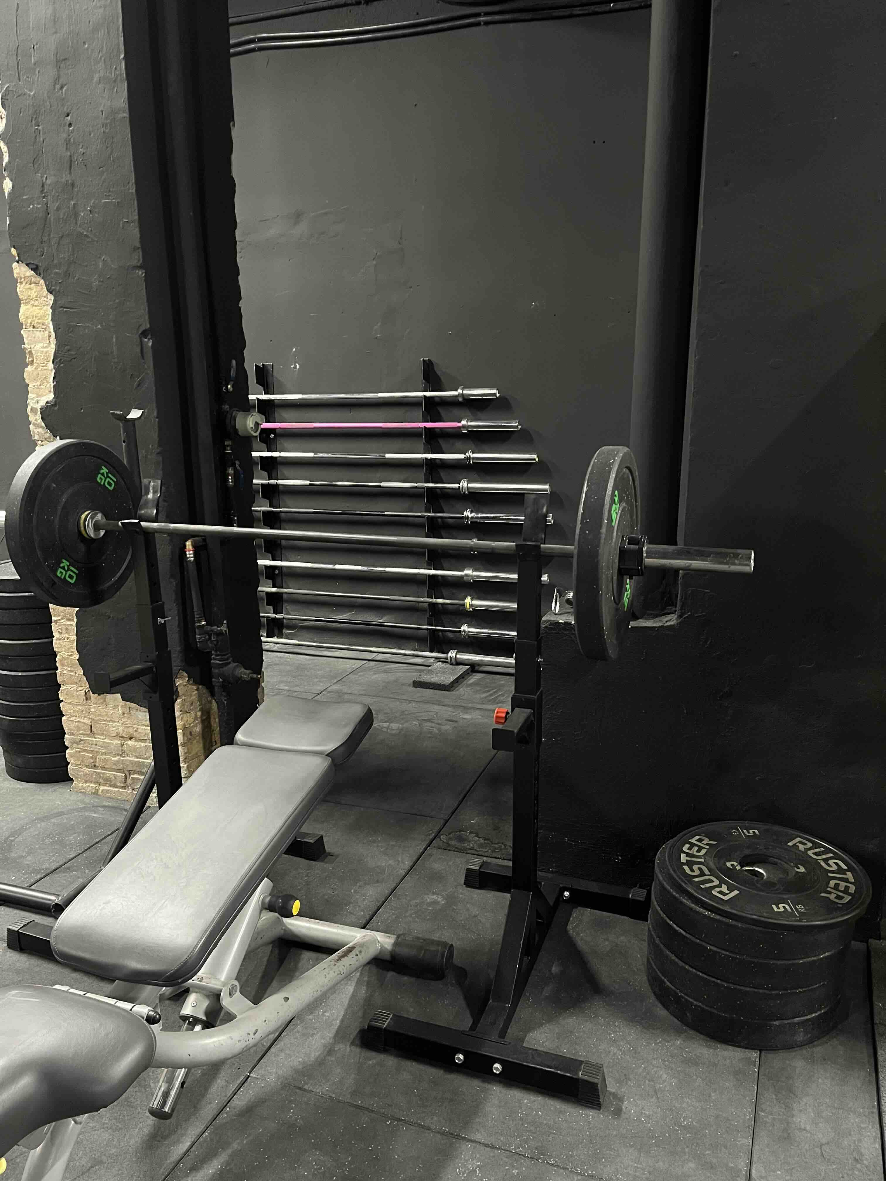 Banco de pesas en el gimnasio