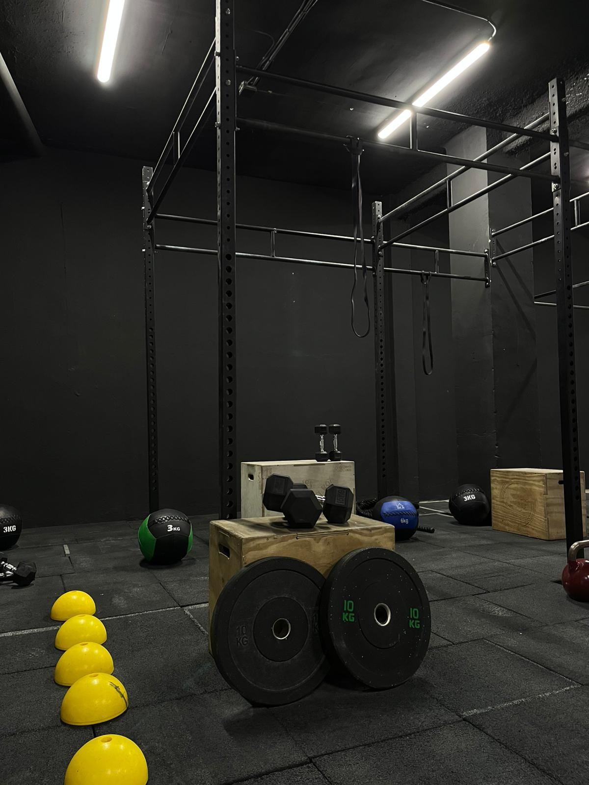 Zona de peso libre en el gimnasio