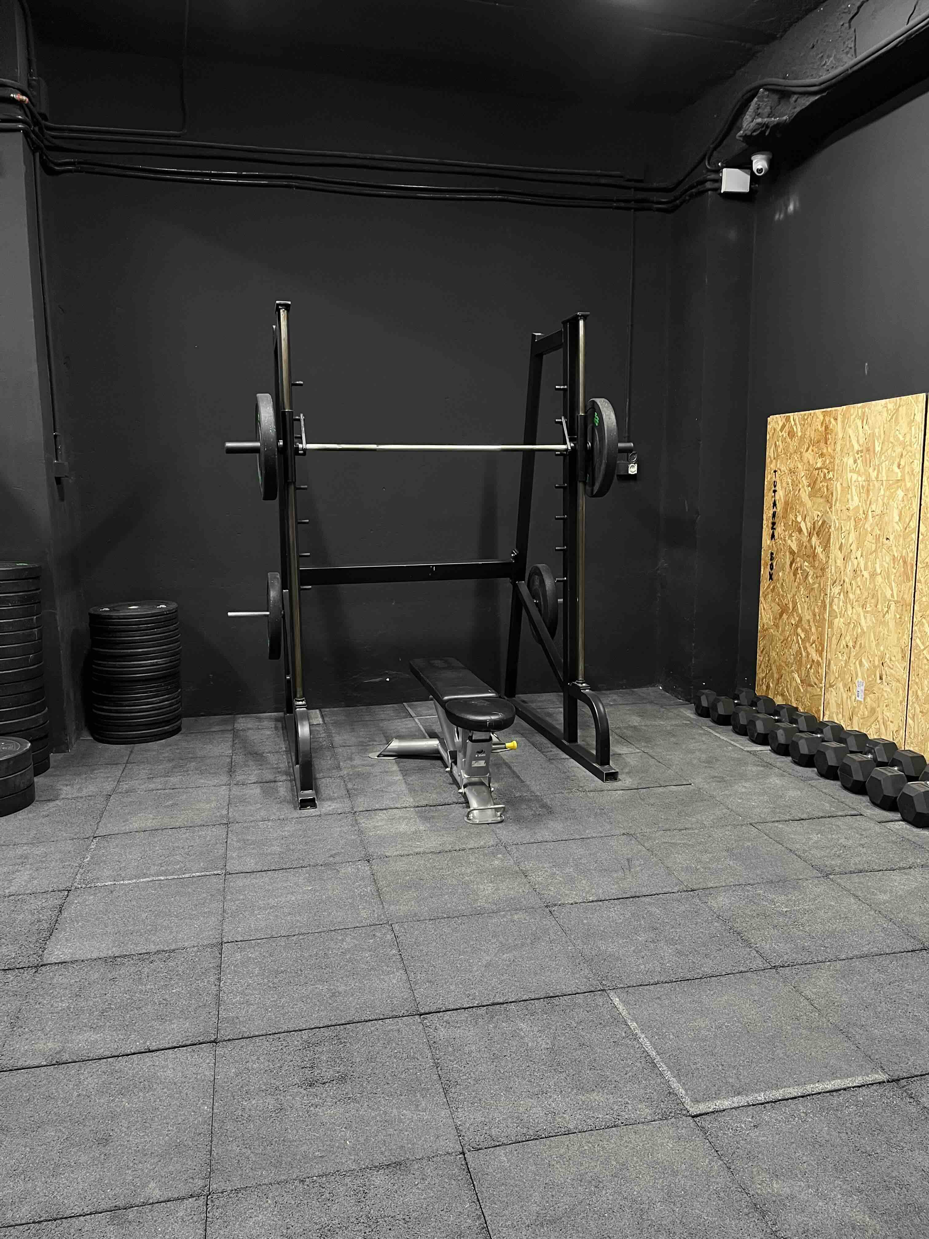 Jaula de potencia en el gimnasio