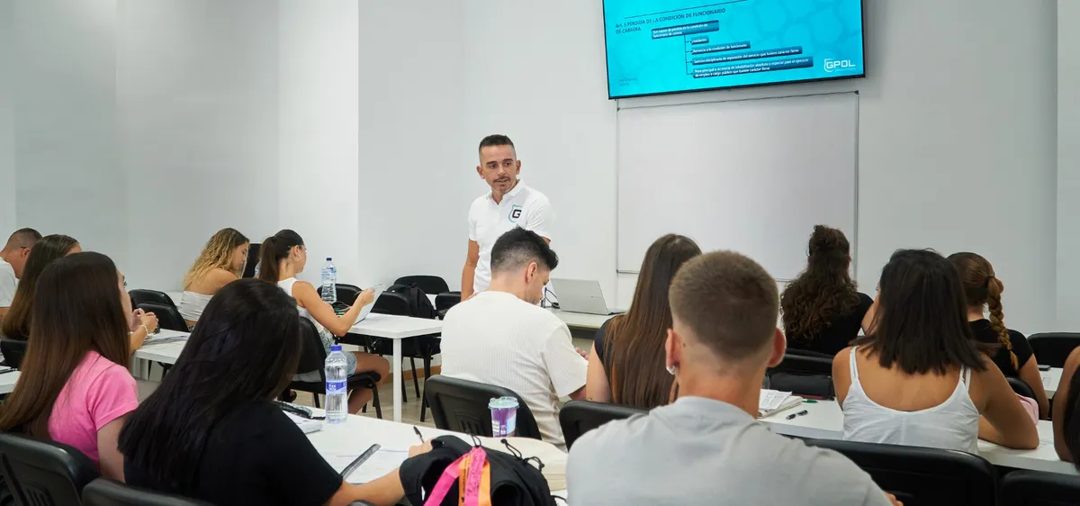 Rafa Cuadrón dirigiendo una clase para opositores en GPOL Valencia