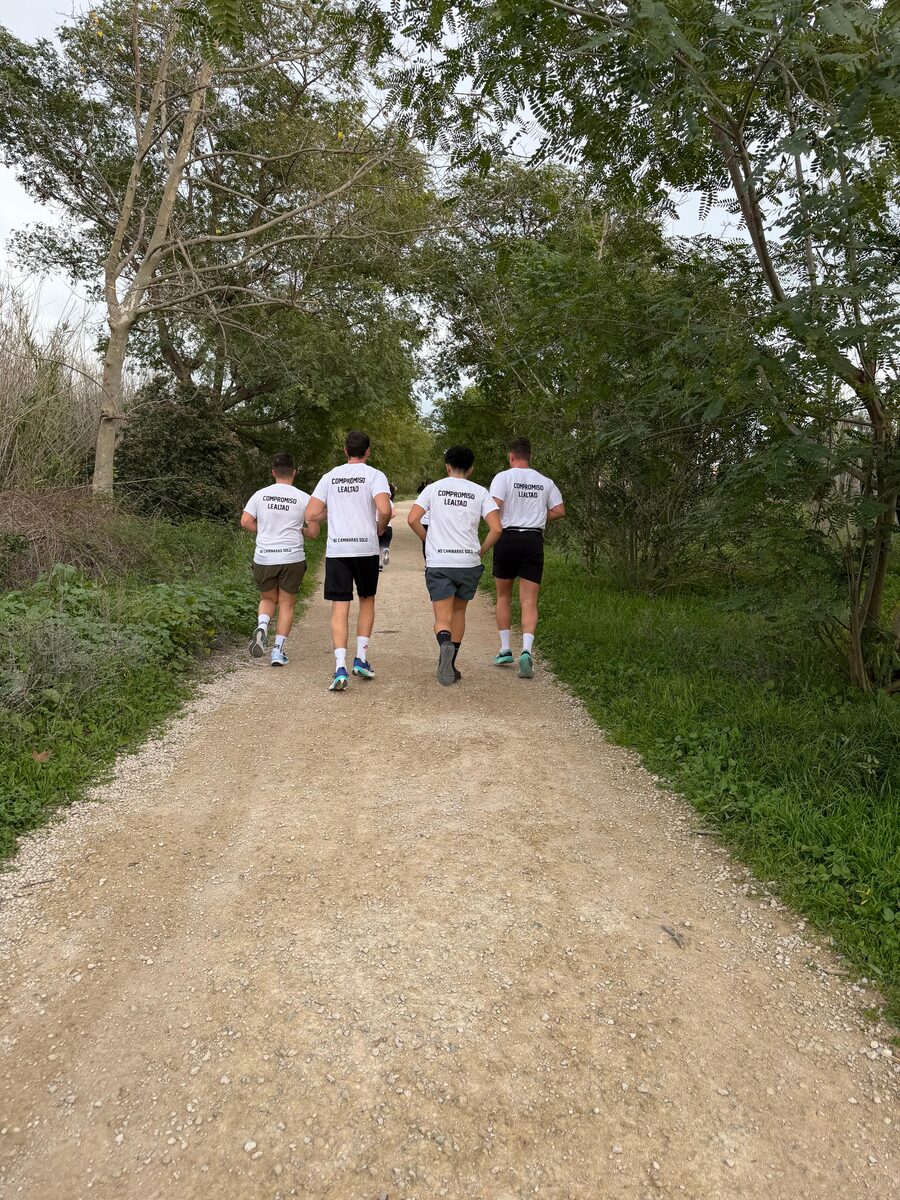 Opositores corriendo en entorno natural para preparar la prueba física de Policía Nacional