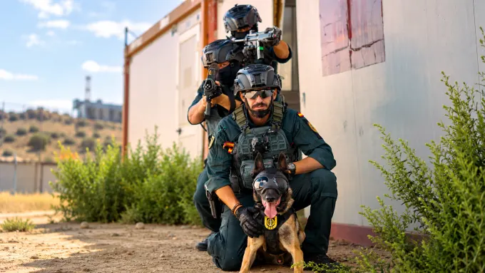 Guardia Civil con perro de servicio y agentes de una unidad especializada durante un ejercicio operativo.